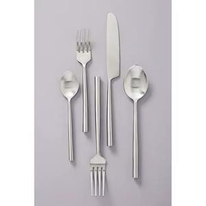 Ensemble de couverts élégant à manche rond, plaqué argent, en acier inoxydable, ensemble d'ustensiles argentés, style occidental décoratif de luxe - Product Image 1