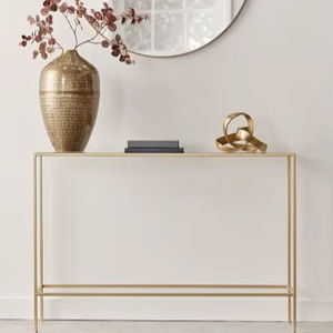 Table console élégante et moderne en métal doré avec dessus en verre, parfaite pour la décoration d'entrée élégante et les intérieurs de luxe. - Product Image 1