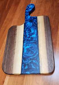Tabla de servir queso de resina azul premium y madera natural, perfecta para utensilios de cocina, presentaciones de bodas y cenas. - Product Image 5