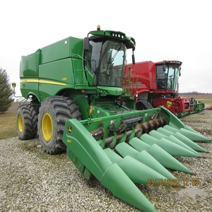 Moissonneuse-batteuse John Deere pour la récolte du maïs, équipement agricole vert - Product Image 3