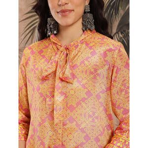 ชุดคุร์ตะผ้าชีฟองพิมพ์ลายดอกไม้สีเหลืองสำหรับผู้หญิง พร้อมปกผูกโบว์และกางเกงปาลาซโซ่สามส่วน สำหรับฤดูใบไม้ผลิ/ฤดูร้อน - Product Image 6