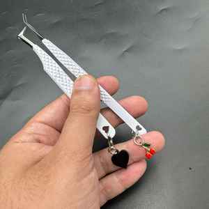 Pinzas para pestañas con agarre de diamante en blanco y negro, pinzas para pestañas con punta puntiaguda de acero inoxidable personalizadas grabadas en corazón con dijes de corazón - Product Image 1