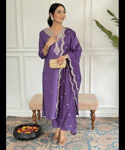 Belle Salwar Kurta rose pour les femmes dans le style de fête du Ramadan avec Abaya marocaine et robe de caftan de luxe brodée - Product Image 1