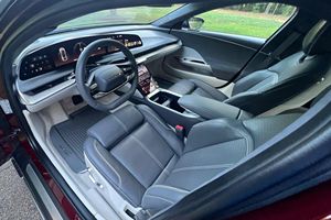 NUEVO Luciid Air Dream Edition 2022, Sedán de Alto Rendimiento, Volante a la Izquierda, 1111 hp, Sistema de Propulsión de Doble Motor, Eureka Gold, Sin Modificar - Product Image 4