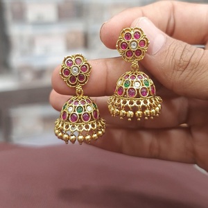Conjunto de pendientes Jhumka chapados en oro de primera calidad con estilo tradicional con aspecto de piedras perfecto para ropa de boda para mujer - Product Image 1