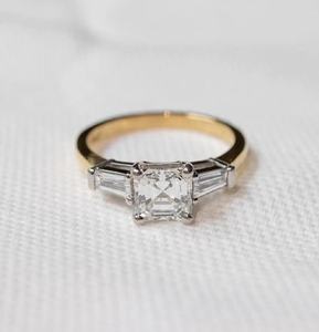Asscher Cut Moissanite 1.25 Carat Bague à trois pierres avec pierres latérales coupées baguette et bande droite de 2.0mm Cadeau de mariage pour elle - Product Image 1