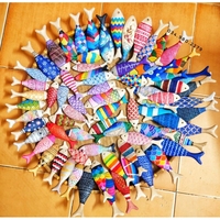 Décoration suspendue en bois traditionnelle en forme de poisson avec motif végétal du Vietnam