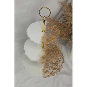 Atractivo soporte para pasteles de resina con artesanía artesanal que garantiza una adición atemporal a la decoración de eventos de alta gama - Product Image 3