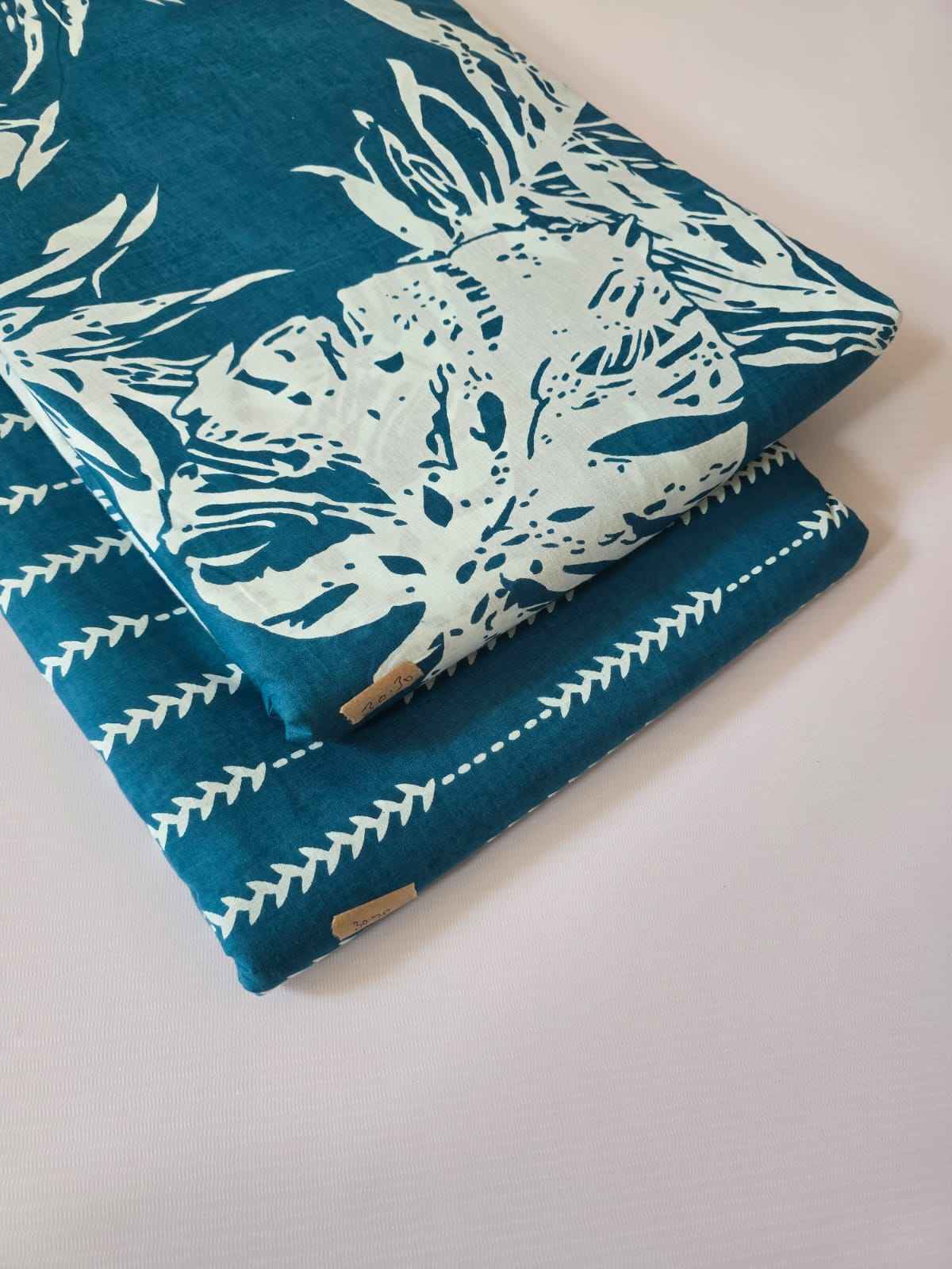 มีสีเขียวขุ่น