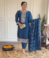 Tenue de soirée Salwar Kameez Velours Élégant Blanc Pakistanais Costume De Mariage Long Design Élégant Cousu Collection En Gros