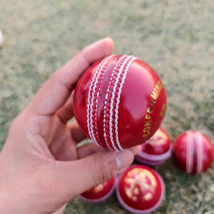 Balón de críquet de cuero rojo de calidad profesional cosido a mano - Product Image 1