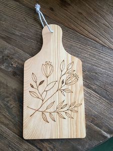 Élégante planche à découper en bois pour présenter du pain frais, du fromage et de la charcuterie lors de pique-niques décontractés à la campagne - Product Image 5
