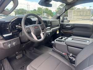 รถบรรทุก GMC Sierra 2500HD SLE รุ่นปี 2025 สีดำ ดีเซล แบบห้องโดยสารปกติ ขับเคลื่อน 4 ล้อ มือสอง พร้อมหลังคาซันรูฟ สตาร์ทเครื่องยนต์จากระยะไกล เบาะหนัง ชุดแต่งออฟโรด R17 X31 - Product Image 5