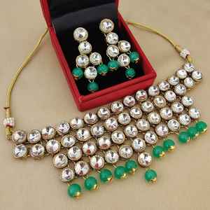 Collar de Gargantilla Kundan de calidad superior con hermosos pendientes, par con Ropa Étnica y moderna, perfecto para ropa de fiesta - Product Image 1