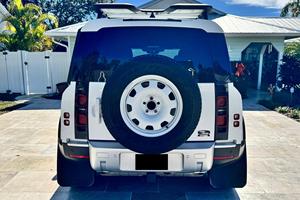 2023 LAND ROVER Defender 110 S Edición 30 Aniversario SUV con Techo Solar, Faros Delanteros, Cámara Trasera 360, Asientos Eléctricos - Product Image 4