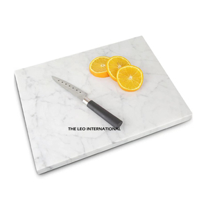 Tabla de cortar con forma rectangular de madera de mango natural Royal Decor con diseño grabado con asa para uso en utensilios de cocina - Product Image 4
