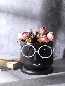 แจกันดอกไม้โลหะจากนักออกแบบที่ทันสมัยเหมาะสำหรับการจัดดอกไม้และการตกแต่งบ้านที่มีสไตล์ชิ้นเน้นสำหรับพื้นที่ภายในใดๆ - Product Image 5