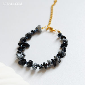 Rehaussez votre style avec ce bracelet en pierre naturelle, orné de perles et d'éléments charmants, parfait pour les femmes à la pointe de la mode. - Product Image 5