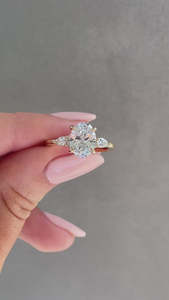 Trilogía ovalada de oro blanco sólido de 14 quilates de diseño lujoso con diamantes redondos y de laboratorio de pera Anillos De Compromiso tachonados para ella al por mayor - Product Image 2