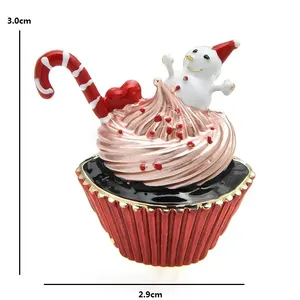 Broches élégantes et mignonnes en forme de cupcake de Noël, en alliage de zinc plaqué avec diamants et perles, pour cadeaux, fêtes, mariages - Product Image 1