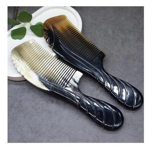 Peigne en corne artisanal avec logo personnalisé, matériau en corne de buffle de qualité supérieure pour le branding et les cadeaux d'entreprise - Product Image 1