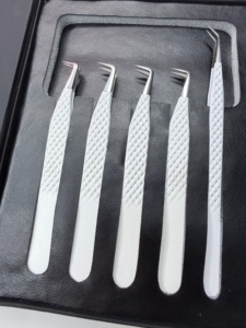 Pinzas para Extensión de Pestañas GETUP BROSONS IMPEX al por Mayor, de Acero Inoxidable Antimagnético con Recubrimiento de Polvo Blanco, Punta Plateada con Agarre de Diamante - Product Image 3
