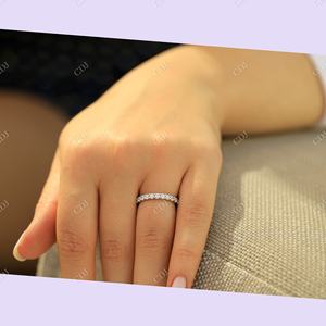 Nouveaux arrivages Bague de mariage à griffes partagées en moissanite ronde Vente en gros de bijoux personnalisés Bagues en or massif 14 carats pour femmes - Product Image 5