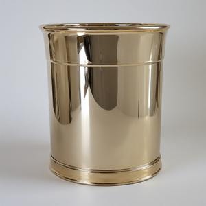 Cubo de Basura Elegante de Metal Sin Tapa, Diseñado para Interiores Contemporáneos, con Acabado Liso, Estructura Resistente y Uso Práctico - Product Image 3