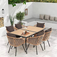 Ensemble de table et de chaises de jardin et de cour en bois-plastique, nouveau, élégant, simple et de haute qualité