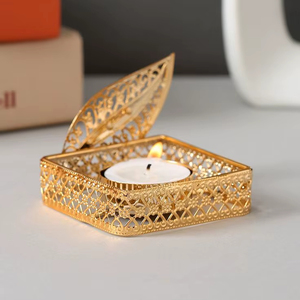 Bougeoir carré doré Bougeoir décoratif en filigrane Photophore élégant Bougeoir en métal Cadeau de décoration d'intérieur pour fête de mariage - Product Image 1