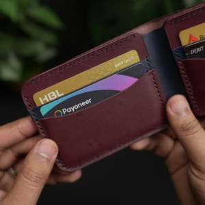 กระเป๋าสตางค์หนังพับสองตอน รุ่นคลาสสิค หมายเลข 77 พร้อมระบบป้องกัน RFID ผลิตด้วยมือในประเทศปากีสถาน (สีแดงเบอร์กันดีและสีน้ำเงิน) - Product Image 6