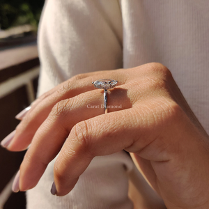 Anillo de diamante cultivado en laboratorio glamoroso para mujer diseñado con piedra central redonda para un brillo y brillo máximos de la India - Product Image 3