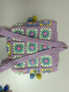 Mochila de Viaje de Alta Calidad, Bolso de Hombro con Diseño de Flor Tejida a Crochet, Cierre de Cordón y Cremallera - Product Image 4