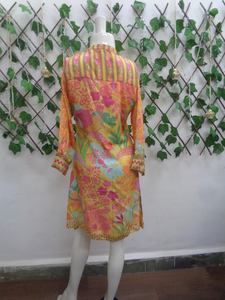 Tunique Kurti de créateur de qualité supérieure avec imprimés ethniques et torsion moderne pour femmes Fashion Forward au meilleur prix - Product Image 4