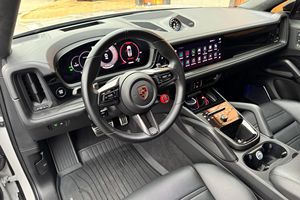 Cayenne Turbo GT 2024, V8 biturbo de 650 hp, tracción total, color Chalk, mayormente sin modificar - Product Image 5