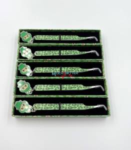 Pinzas de extensión de pestañas de volumen delgado de etiqueta privada Agarre de diamante de 90 grados Punta de fibra verde Acero inoxidable con encanto de pestañas - Product Image 2