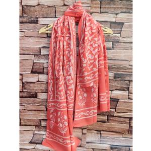 Estola ligera de algodón Mul Mul con estampado artístico Dabu hecho a mano, ideal para viajes, uso diario y atuendos de inspiración étnica. - Product Image 3