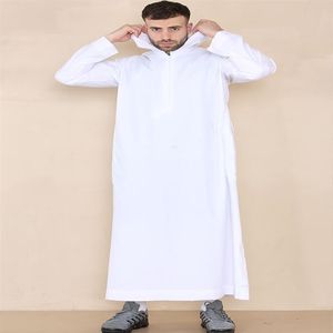 Atractivo lujo de alta calidad estilo saudí hombres thobes disponibles en precio al por mayor con la mejor calidad muy demandada - Product Image 4