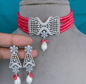 Ensemble collier et boucles d'oreilles en argent poli avec des perles CZ de qualité supérieure, finition de précision époustouflante, ambiance haut de gamme, collection pour femmes pour les fêtes et les mariages - Product Image 2