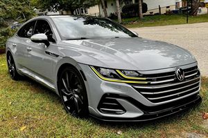 Volkswagen Arteon SEL R-Line Autobahn 2023, boîte automatique, titre propre, sans accident, faible kilométrage - Product Image 2