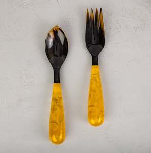 Juego de Utensilios para Ensalada de Cuerno de Búfalo Hechos a Mano por Artesanos Reales, Mango de Resina, Elegante Utensilios de Cocina, 2 Piezas - Product Image 1