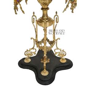 Table d'appoint ronde de luxe en laiton avec base en marbre noir, cadre doré orné et art en porcelaine peint à la main pour un décor classique - Product Image 2