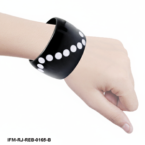 Brazalete Ancho de Resina Negra Hecho a Mano con Arco de Lunares Blancos, Estilo Retro Moderno y Atrevido para Mujer - Product Image 3