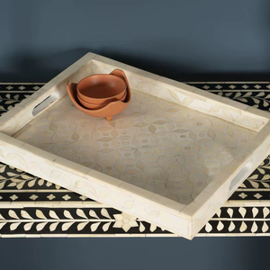 Elegante bandeja de incrustaciones de hueso de diseñador de madera redonda blanca elegante decoración del hogar hecha a mano y pieza de servicio hecha a mano de La India - Product Image 1