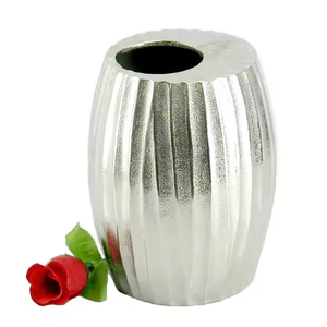 Vase à fleurs haut de gamme fête décorative Royal décor à la maison Pots de fleurs Vase exclusif haute vente Vase à fleurs en métal plaqué argent - Product Image 4