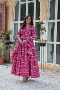 Vestido de Anarkali de la mejor calidad con diseño antiguo con Dupatta para estilizar disponible a precios de exportación desde India - Product Image 5