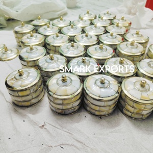 Boîte en laiton ornée avec incrustation de nacre parfaite pour ranger le sindoor ou le vermillon Une pièce de rangement unique et décorative - Product Image 6