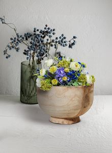 Bol en bois rustique avec arrangement floral bleu, jaune et blanc, style intérieur minimaliste, naturel - Product Image 2