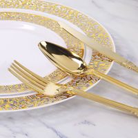 La vaisselle en plastique ronde de jante d'or de fête de mariage en gros place le plat jetable avec la tasse de couverts