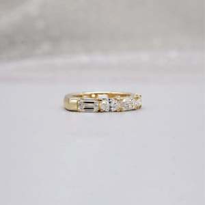 Anillo de Oro Amarillo con Diamantes Cultivados en Laboratorio, Certificados IGI, Esmeralda y Ovalados, 3.00ctw, Estilo Media Eternidad, Claridad VVSVS - Product Image 2